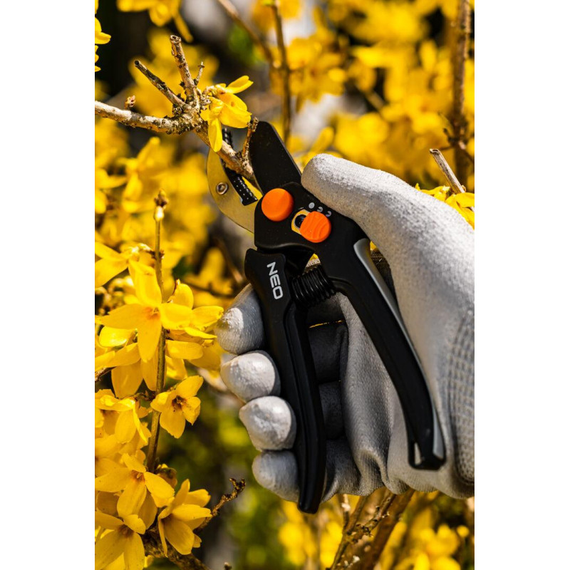 Сектор Neo Tools 15-201 з ковадлом 185 мм – для обрізки гілок і чагарників