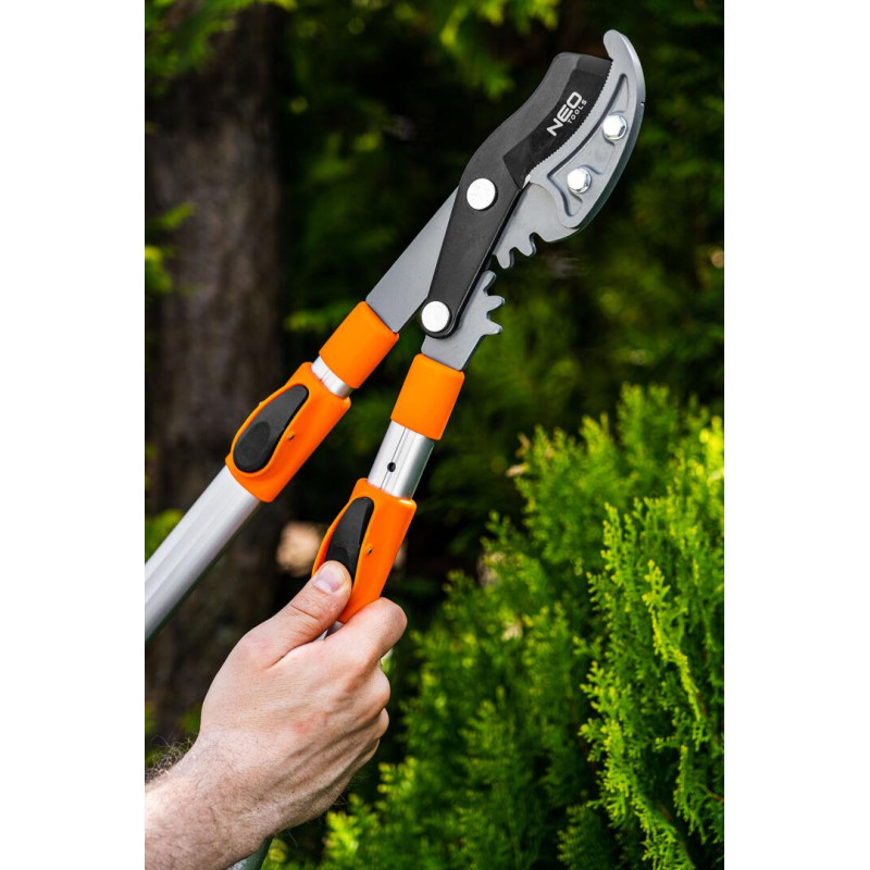 Гілкоріз телескопічний NEO TOOLS 670 мм — обрізка гілок до 42 мм