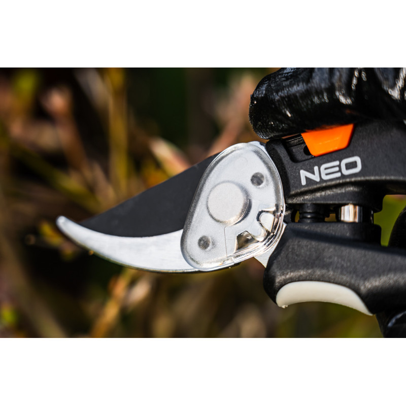 Обхідний сектор Neo Tools 200 мм, арт. 15-204 – з редуктором для легкої обрізки